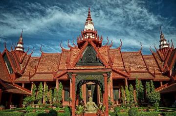 Visit two worlds in One Kingdom